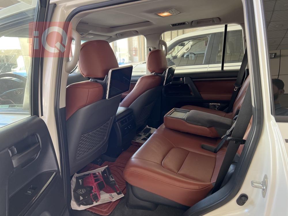 تۆیۆتا لاند کروزەر